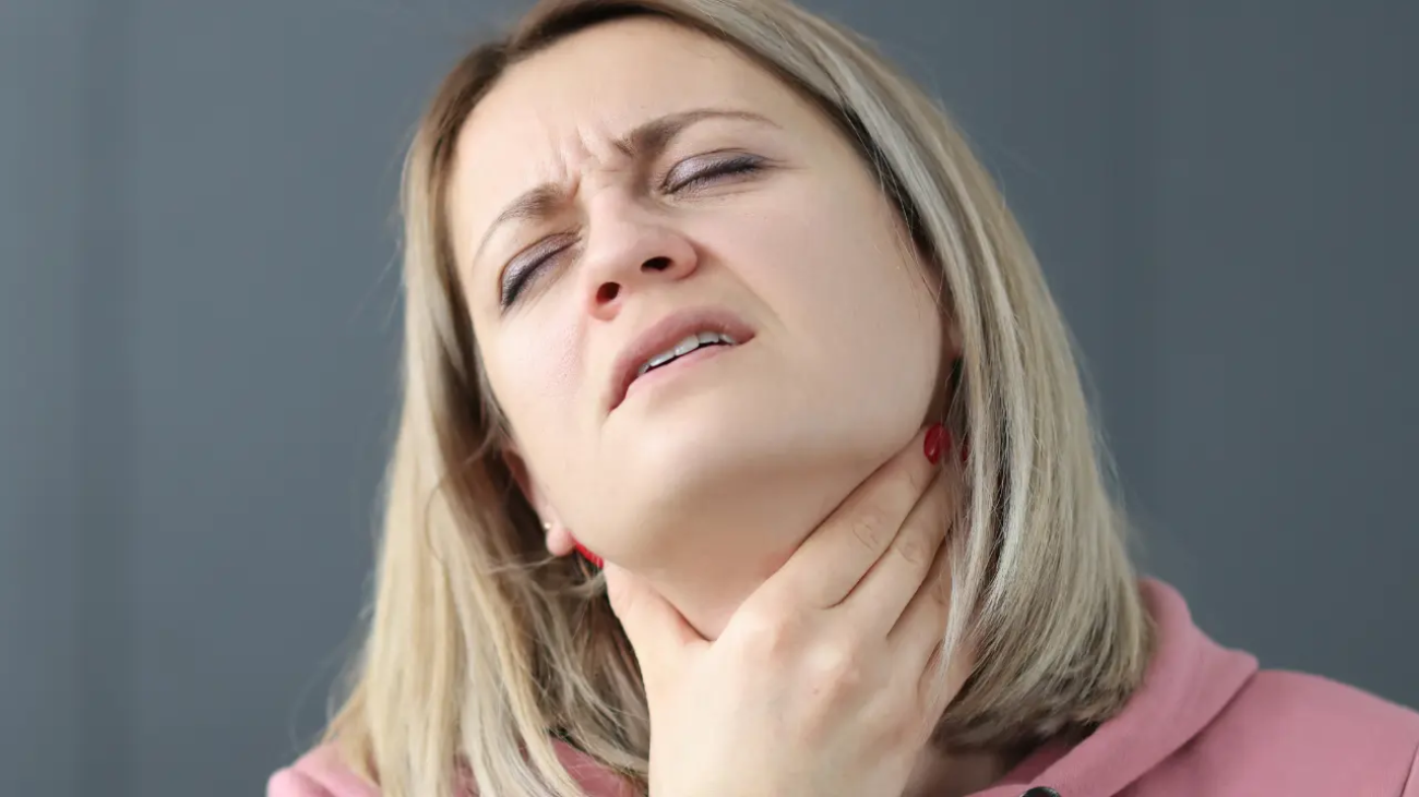 La ronquera es uno de los síntomas de los nódulos en las cuerdas vocales