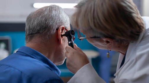 El osteoma en el oído es un crecimiento benigno que surge en el canal auditivo externo