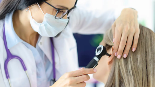 Los cirujanos cierran las perforaciones del tímpano mediante la miringoplastia