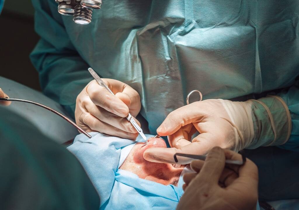 La rinoplastia ultrasónica es un avance que permite realizar una operación estética de nariz con mayor precisión y con un menor impacto para el paciente