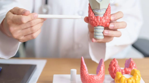 El hipertiroidismo y el cáncer de tiroides se pueden tratar con una cirugía de tiroides