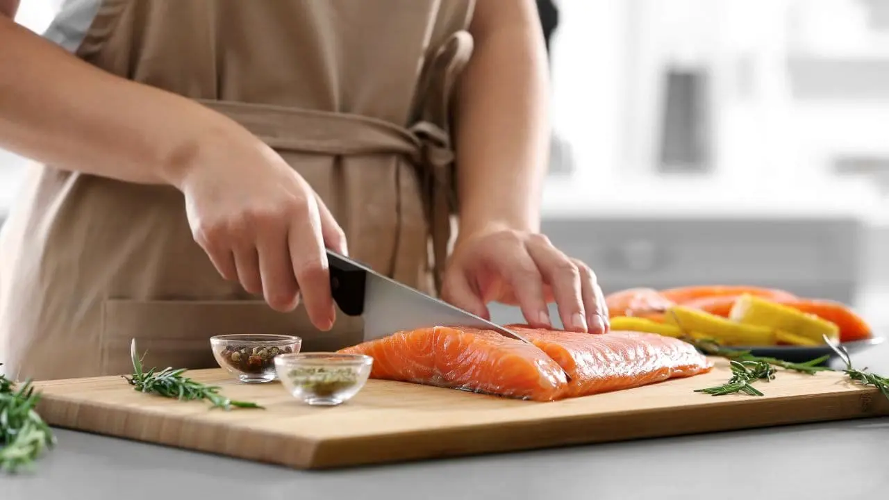 Un elemento importante en la dieta para la tiroides es el yodo, presente en pescados y mariscos