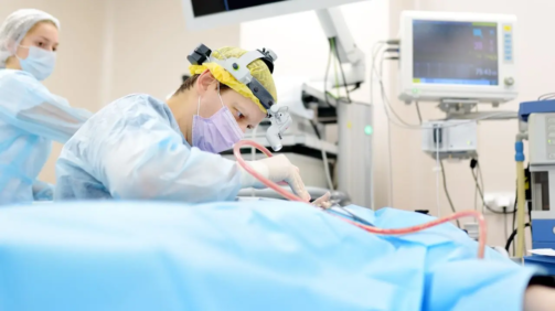 La operación de apnea del sueño busca abrir las vías respiratorias para mejorar la circulación de aire