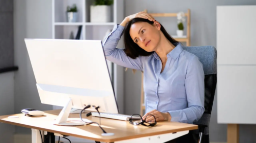 Los estiramientos de cervicales son uno de los ejercicios para eliminar acúfenos más efectivos cuando la tensión muscular presiona el nervio auditivo