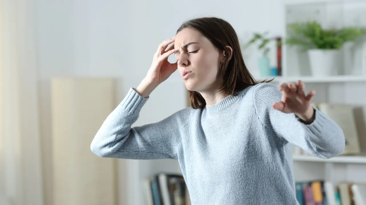 Las causas del vértigo suelen estar relacionadas con problemas en el oído interno, donde se regula la percepción del equilibrio