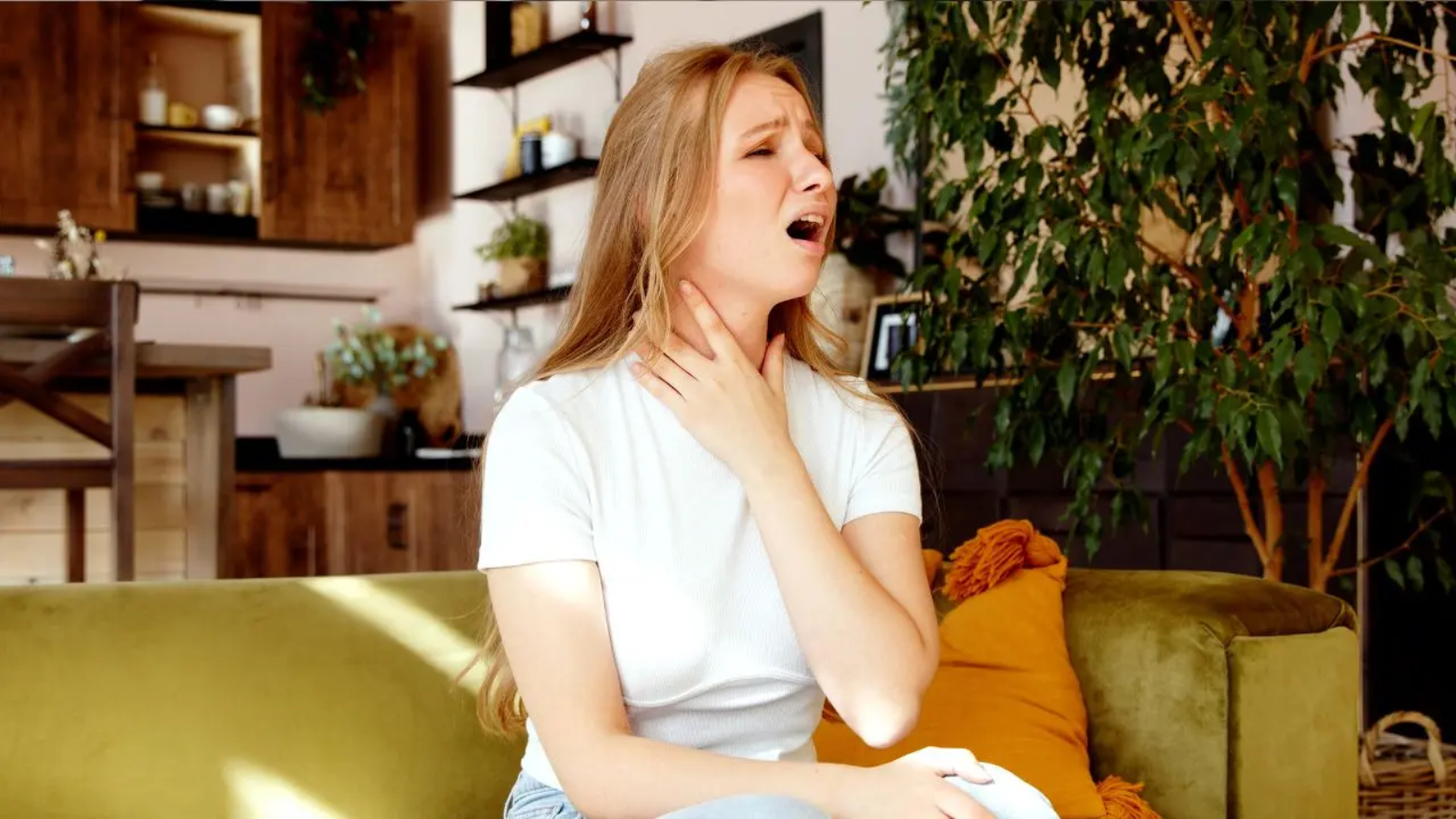 Dolor de garganta y afonía son síntomas habituales en la laringitis o inflamación de la laringe