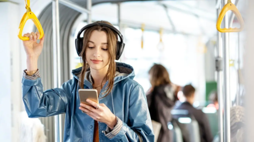 La mitad de la población de 12 a 35 años está en riesgo de pérdida de audición por auriculares con música fuerte