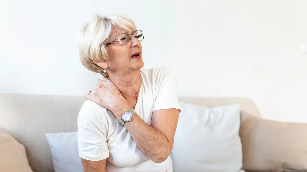 Los pacientes con hipoparatiroidismo, una enfermedad paratiroidea que provoca déficit de calcio, suelen tener calambres y contracturas musculares
