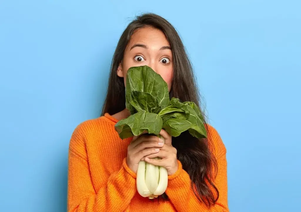 En el tratamiento para la garganta irritada por reflujo se recomienda comer alimentos alcalinos, como las verduras de hoja verde, que ayudan a reducir la acidez