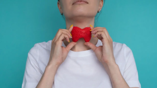 La duda sobre si el hipertiroidismo engorda surge porque la glándula tiroides influye en el metabolismo