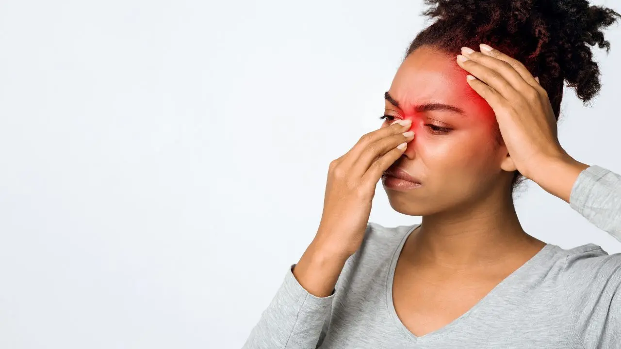 La relación entre sinusitis y dolor de cabeza está ligada a la acumulación de mucosidad en los senos paranasales
