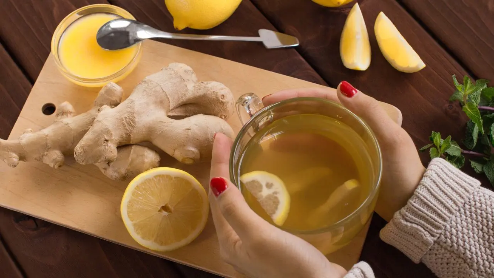 ¿Qué tomar para la afonía? Uno de los remedios más efectivos es la infusión de jengibre con miel y limón