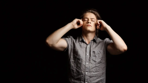 Afirmar aquello de «escucho pitidos por la noche» evidencia la aparición de acúfenos cuyo origen puede tener diversas causas