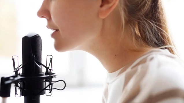 Durante el proceso de rehabilitación vocal, el paciente aprende a identificar y corregir los hábitos que provocaron la lesión