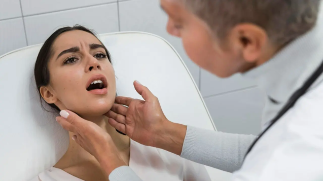 Un otorrino valora la posibilidad de aplicar autovacunas bacterianas a una paciente