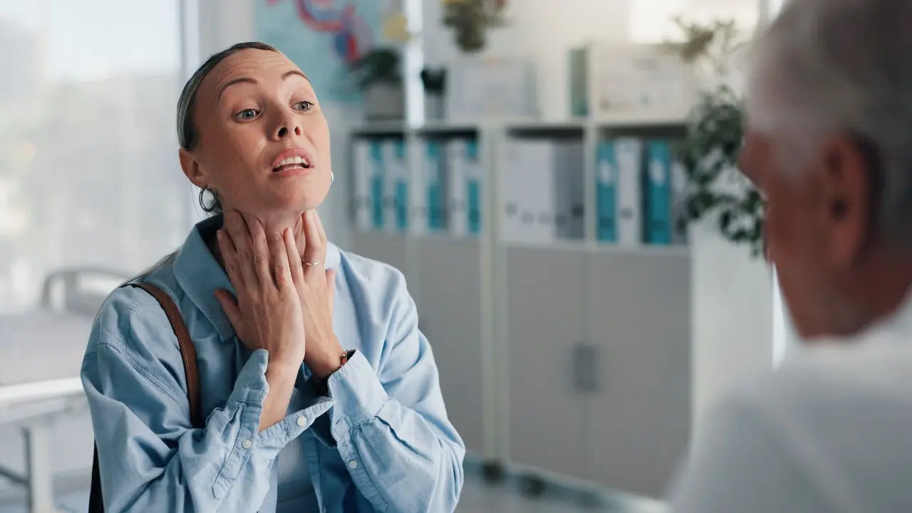 El tabaco es uno de los desencadenantes de la sensación de flema en la garganta