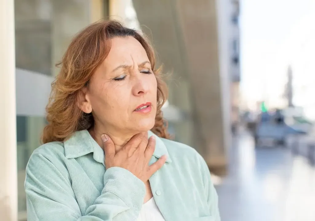 Una paciente con sensación de flema en la garganta acude a un otorrino par pedir ayuda