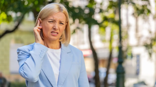 Una mujer que padece disfunción de la trompa de Eustaquio muestra signos de dolor