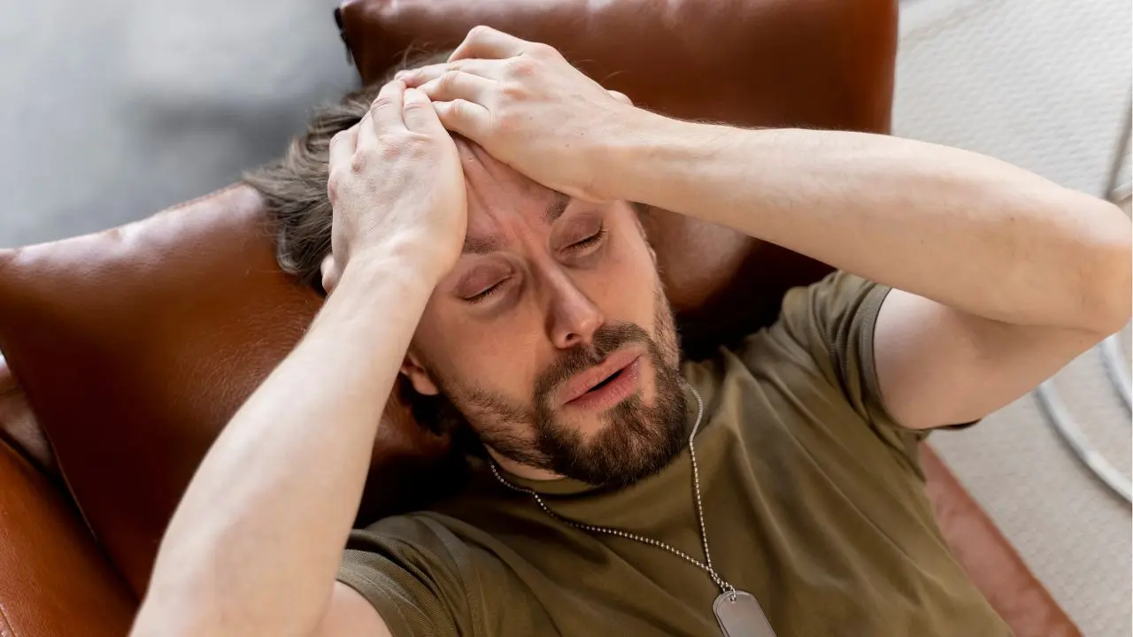 Vista de un paciente que se somete a un tratamiento del vértigo posicional