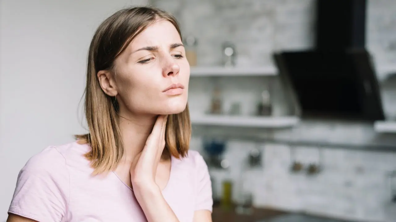 Vista de una mujer que necesita ayuda especializada por sus molestias al tragar por la tiroides