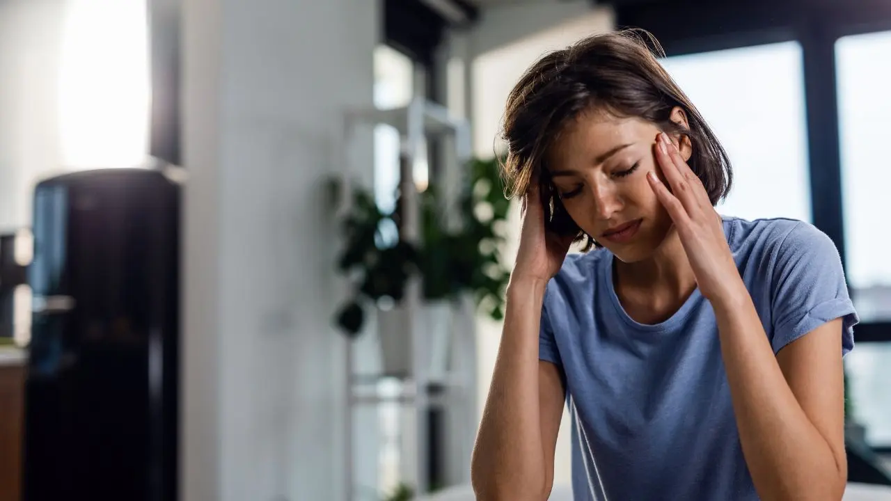 Vista de una paciente que acudió a consulta indicándole al otorrino que me mareo con frecuencia