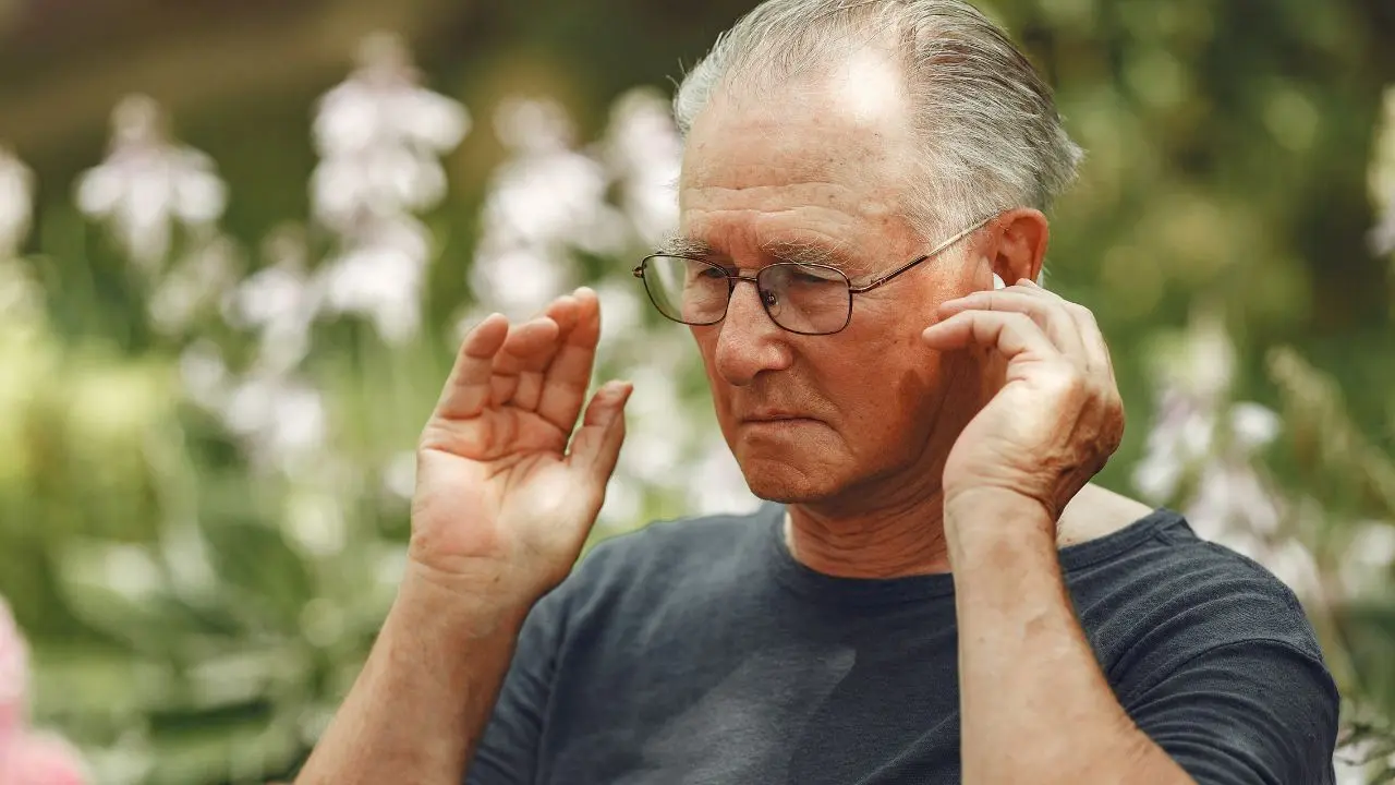 Vista de un paciente que sufre de pérdida de audición paulatina