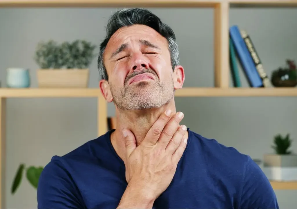 Un hombre con picor en la garganta acude al otorrino