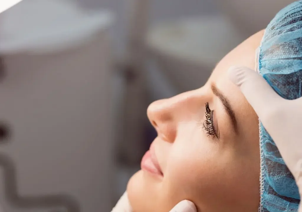 Vista de una mujer y los resultados reales de una rinoplastia