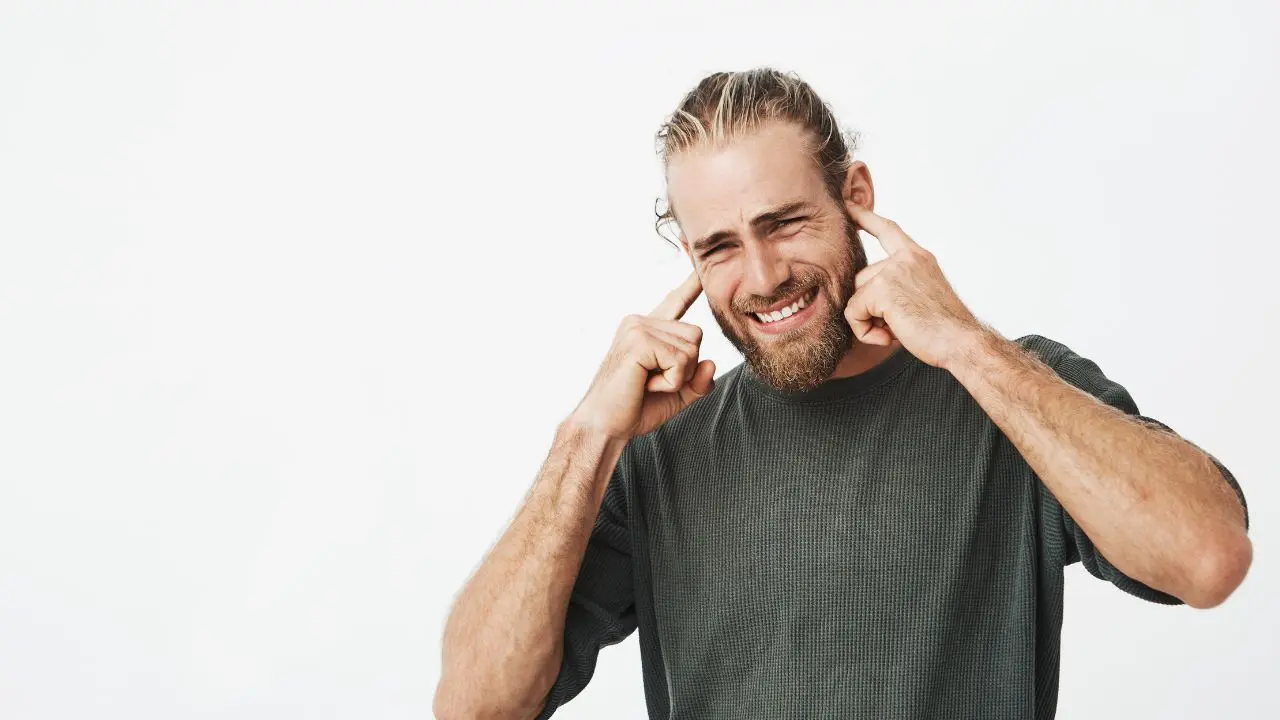 Un hombre con taponamiento en los oídos acude al otorrino