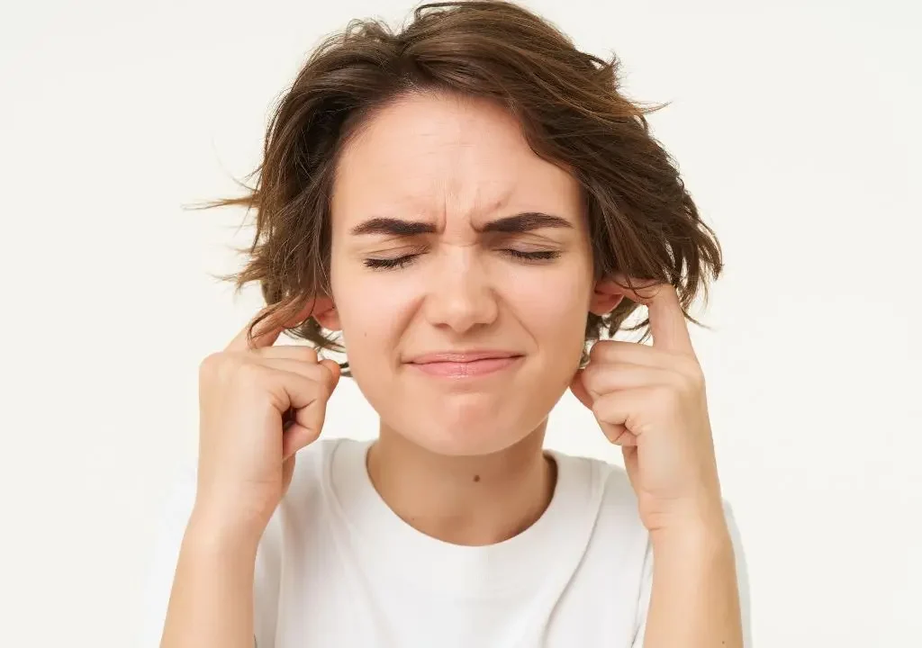 Una mujer con picor de oído acude al otorrino