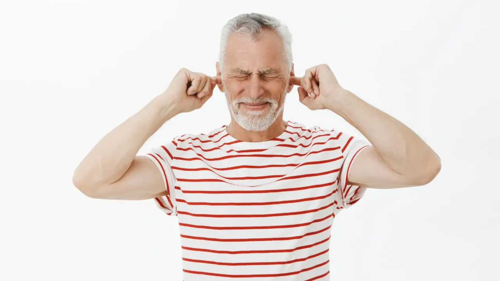 Vista de un hombre con picor de oído