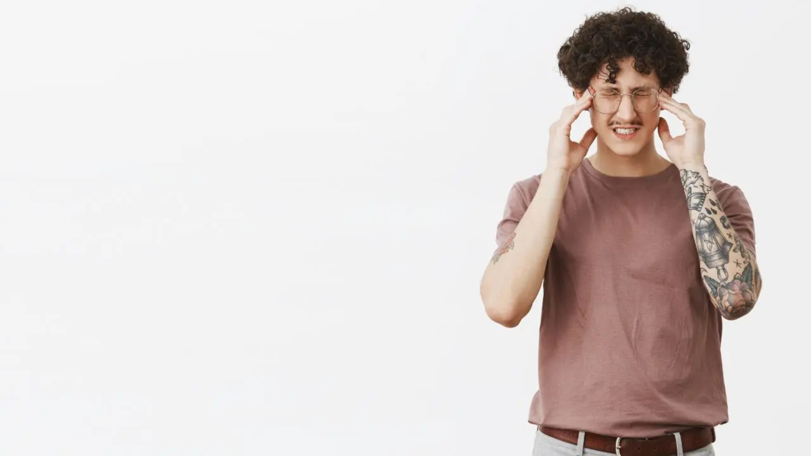 Entre las causas que explican por qué cada vez más jóvenes tienen acúfenos está el uso abusivo de auriculares
