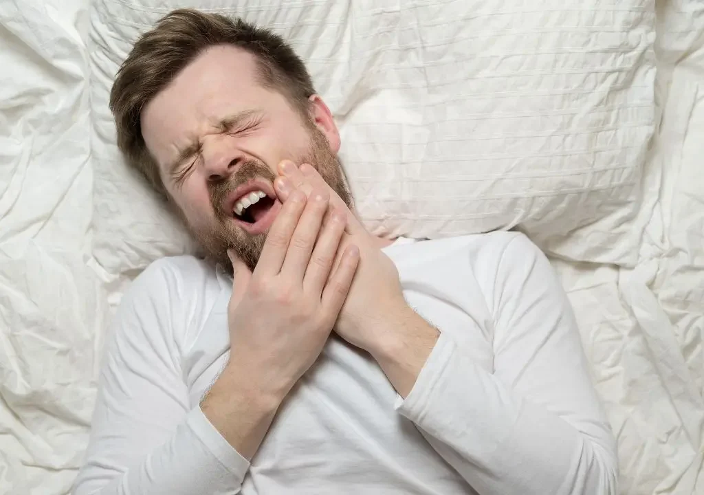 Vista de un hombre que padece de apnea del sueño y desgaste dental
