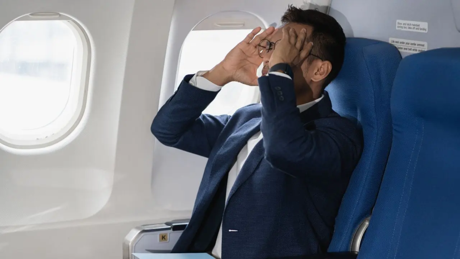 Vista de un pasajero que sufre otitis al viajar en avión con congestión nasal