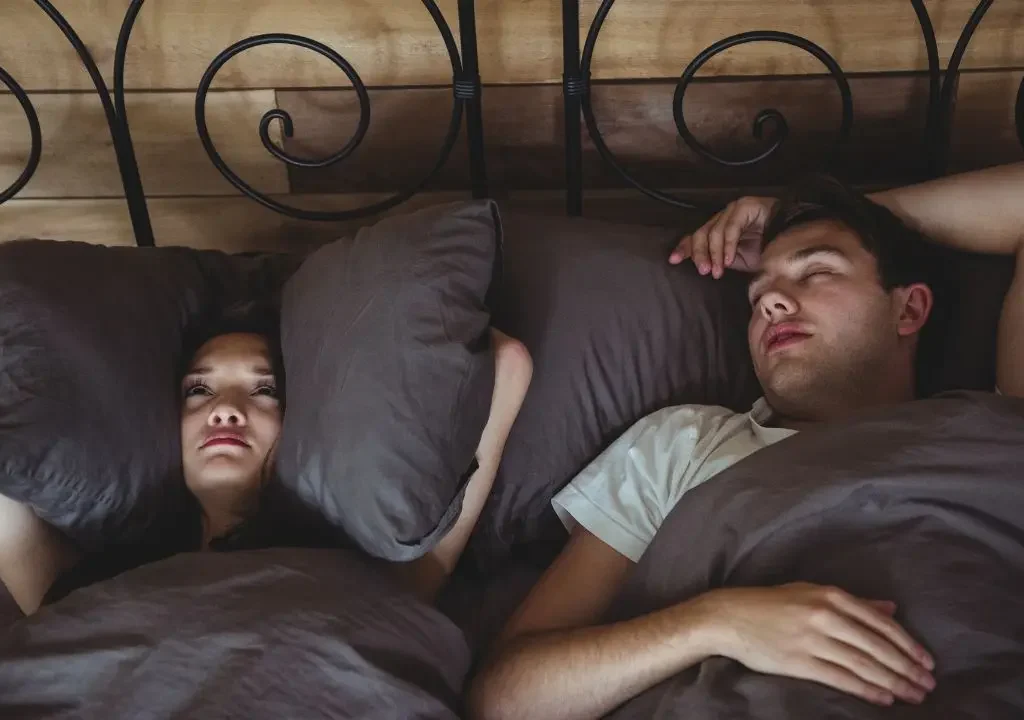 Roncar más en verano, como el hombre de la imagen, suele tener su origen en distintas causas
