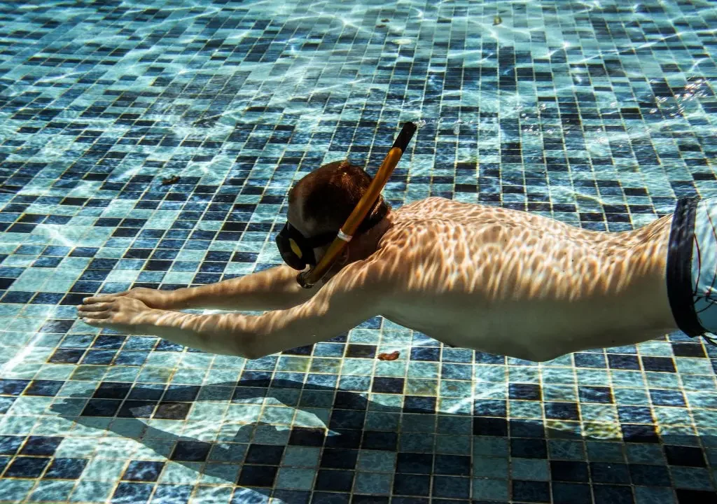 Bañarse con el tímpano perforado y ponerse a bucear, como en la foto, puede entrañar peligros