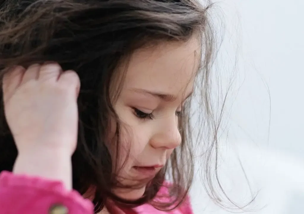 Niñas como la de la imagen pueden ser propensas a sufrir otitis en la vuelta al cole