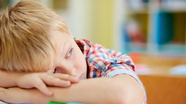 Vista de un niño que padece otitis en la vuelta al cole