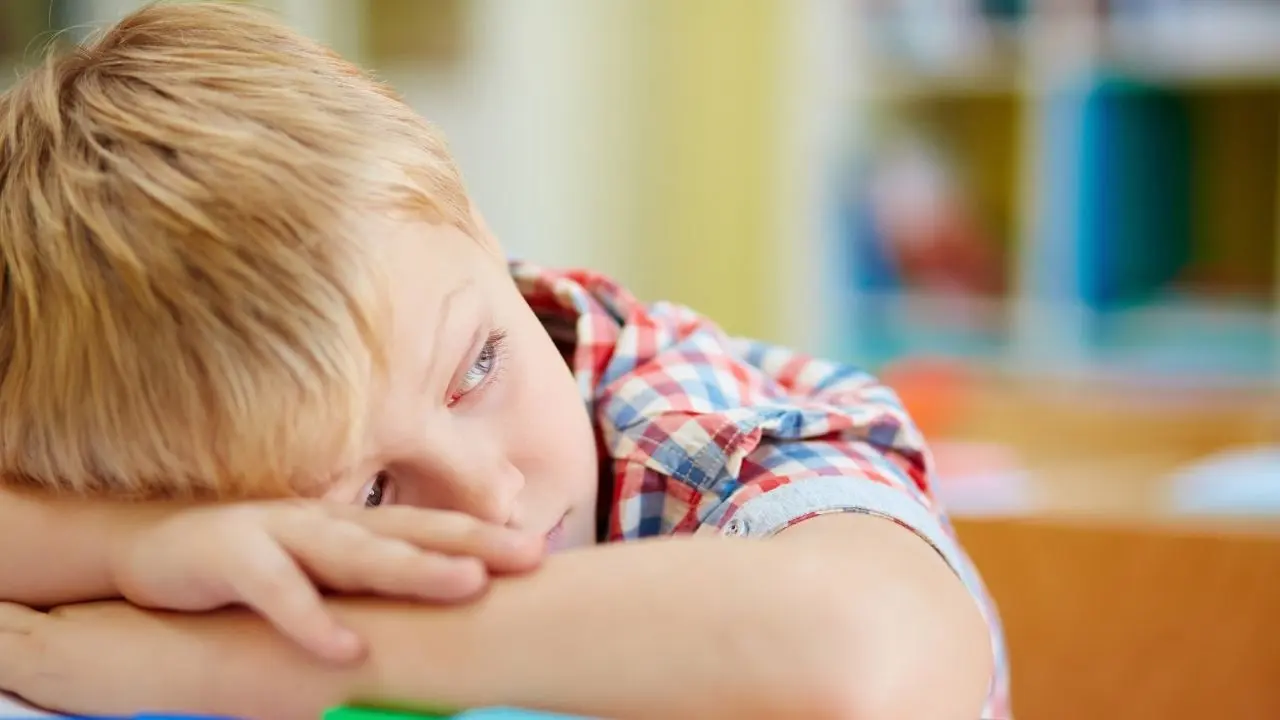 Vista de un niño que padece otitis en la vuelta al cole