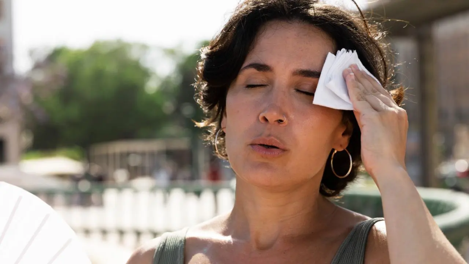 Vista de una mujer que acaba de padecer un vértigo por calor en plena calle