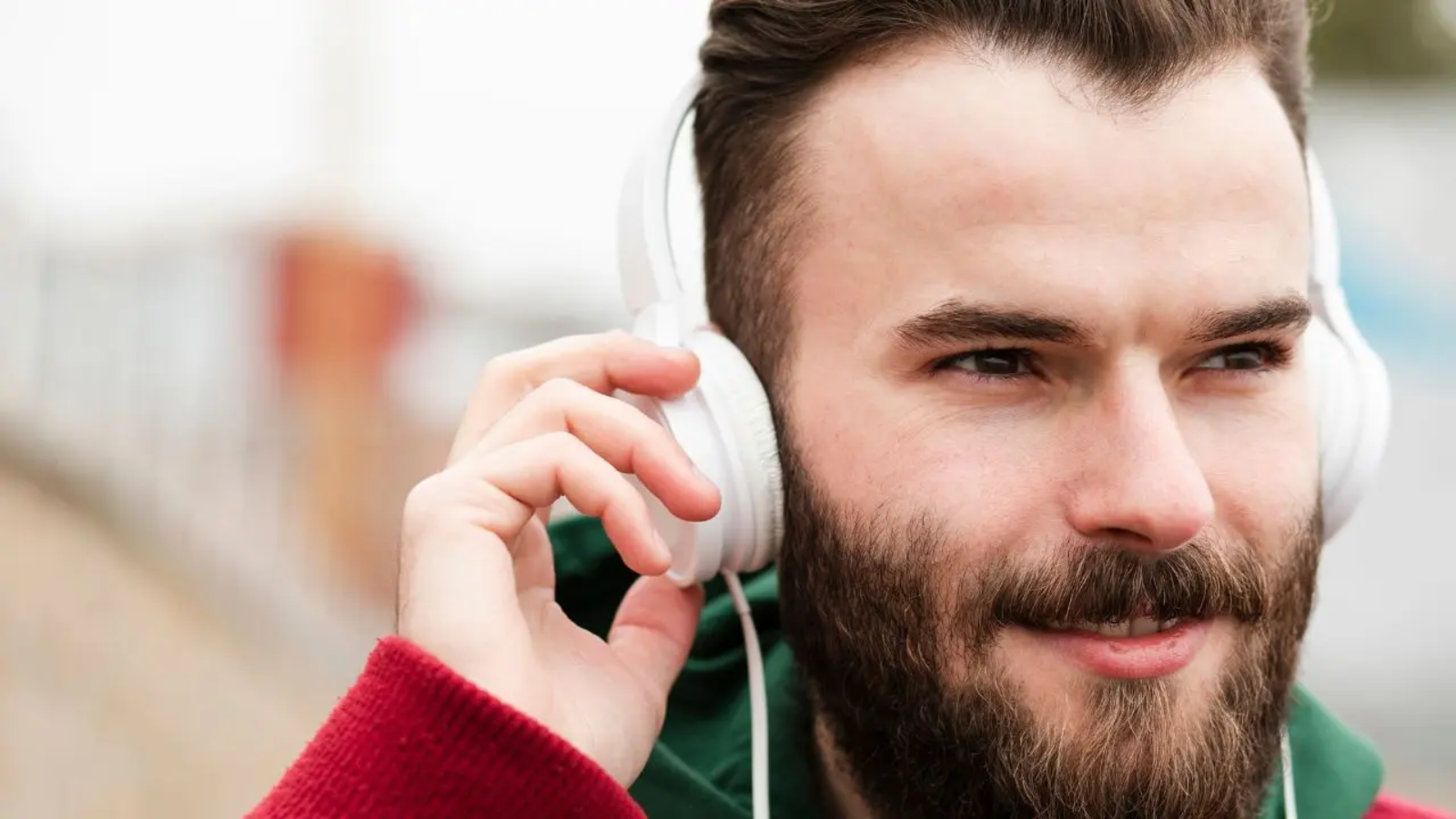 Un joven realiza un test de audición online gratis ante su ordenador