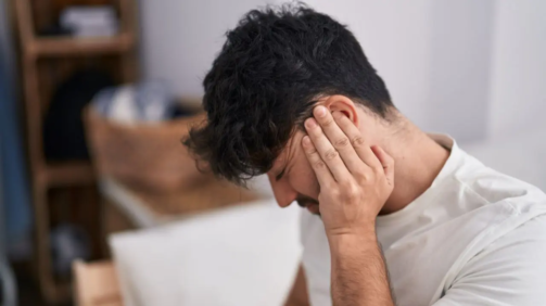 Un hombre entra en la consulta de un otorrino tras sufrir acúfenos después de un accidente de tráfico